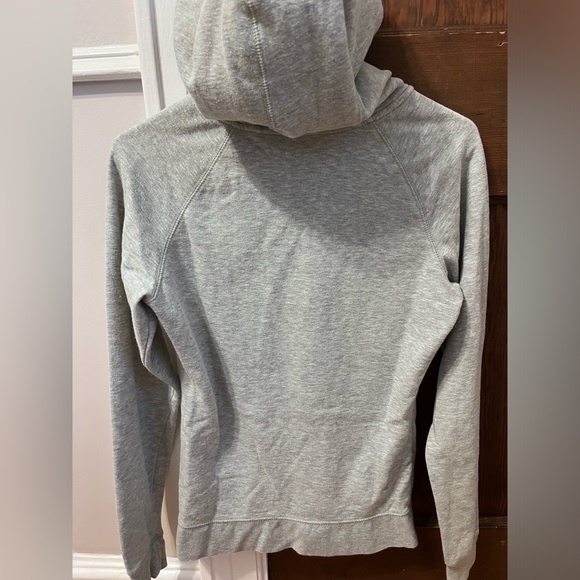 North Face Bundle: Long Sleeve Zip Hoodie & Heritage Patch Crewneck Sweatshirt - Picture 6 of 10